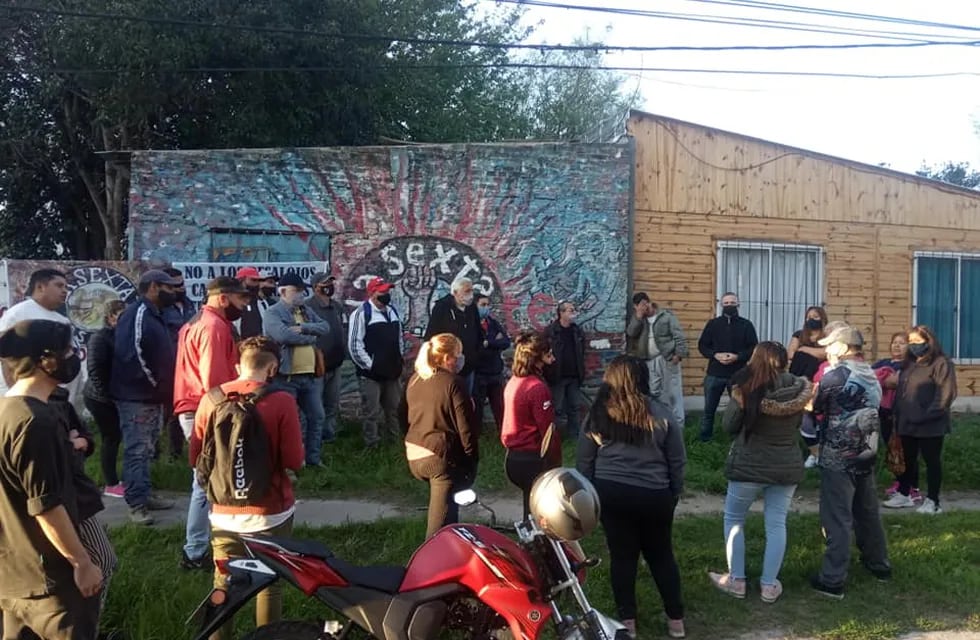 Vecinos del lugar exigen la suspensión de la medida judicial para desplazar a quienes viven sobre La Paz al 100 bis.
