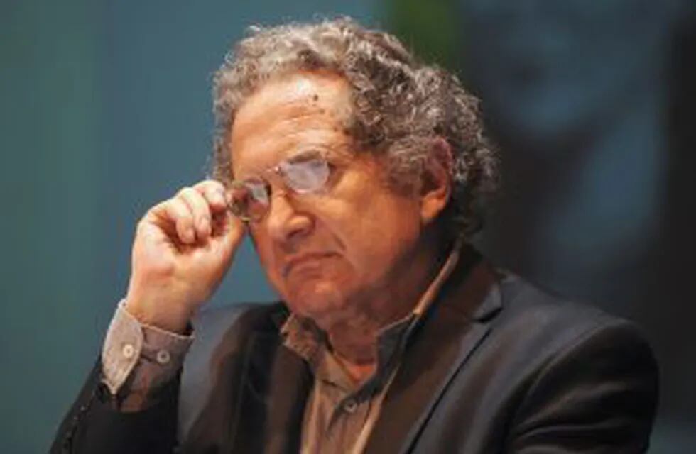 (FILES) This file photo taken on August 03, 2011 shows Argentine writer Ricardo Piglia during an event where he received the Romulo Gallegos Award, in Caracas, for his novel 