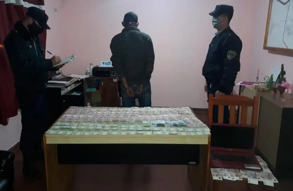En poder de los detenidos fueron encontradas tanto la computadora como el dinero.