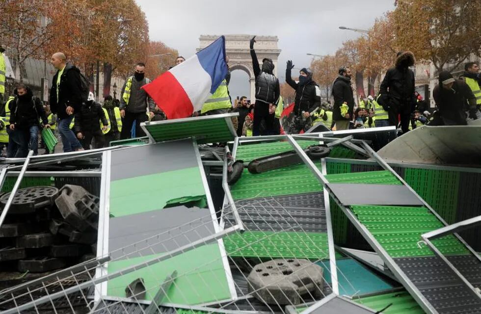 Paris: miles de manifestantes se enfrentaron con la Policía por el aumento de la nafta. (Agencias)