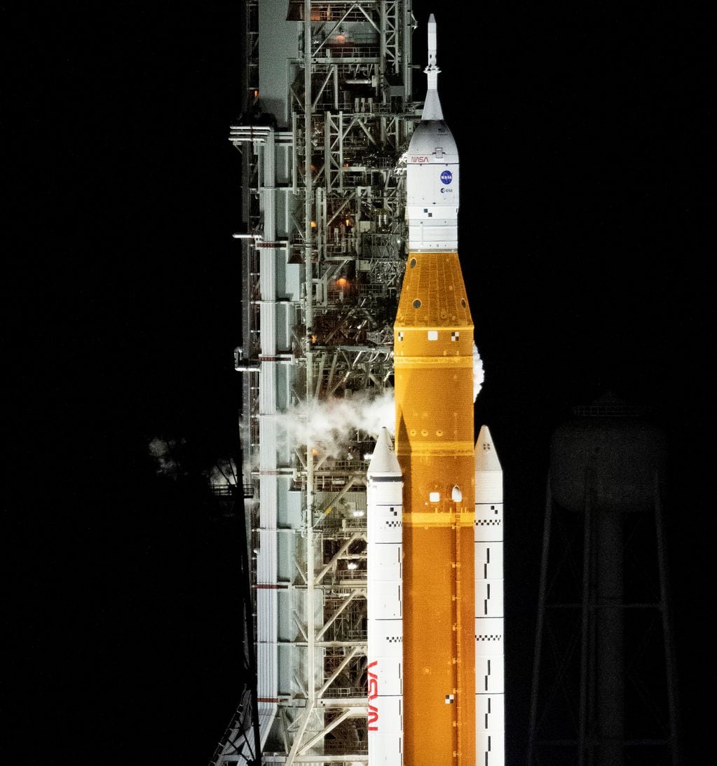 El Sistema de Lanzamiento Espacial (SLS) del programa Artemisa, en la plataforma 39B del Centro Espacial Kennedy antes del despegue. 