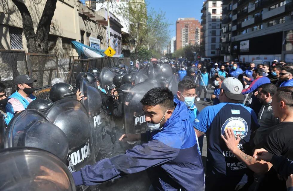 Tensión entre la Policía y manifestantes durante una protesta en Boedo. (Foto: Clarín)
