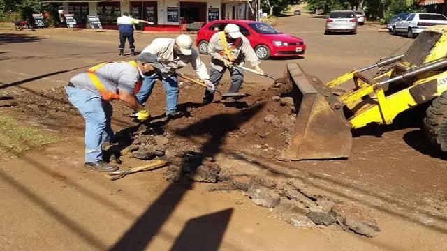 El municipio repara el asfalto de la avenida San Martín en el km 5 de Eldorado