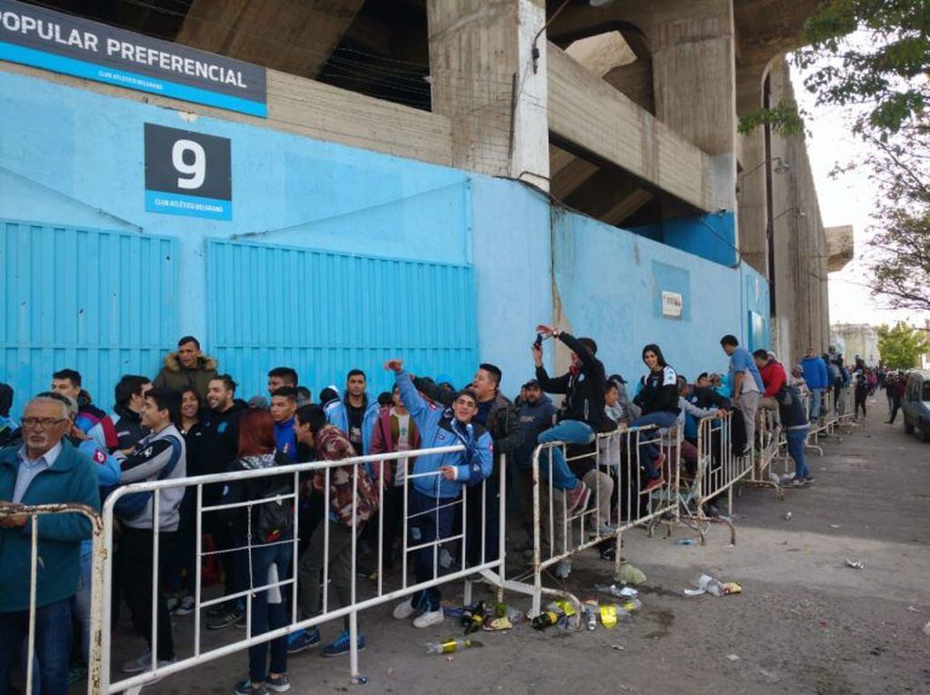 Los hinchas de Belgrano desbordan la zona del Gigante de Alberdi para comprar sus entradas para el Clásico con Talleres.