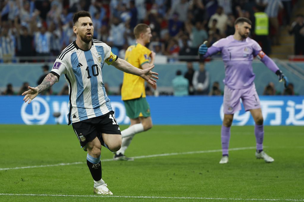 Lionel Messi de Argentina celebra tras anotar un gol hoy, en un partido de los octavos de final del Mundial de Fútbol Qatar 2022 entre Argentina y Australia en el estadio Ahmad bin Ali Stadium en Rayán (Catar). EFE/ Juanjo Martin
