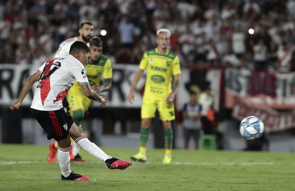 Juan Quintero convierte el gol del empare (Foto: ALEJANDRO PAGNI / AFP)
