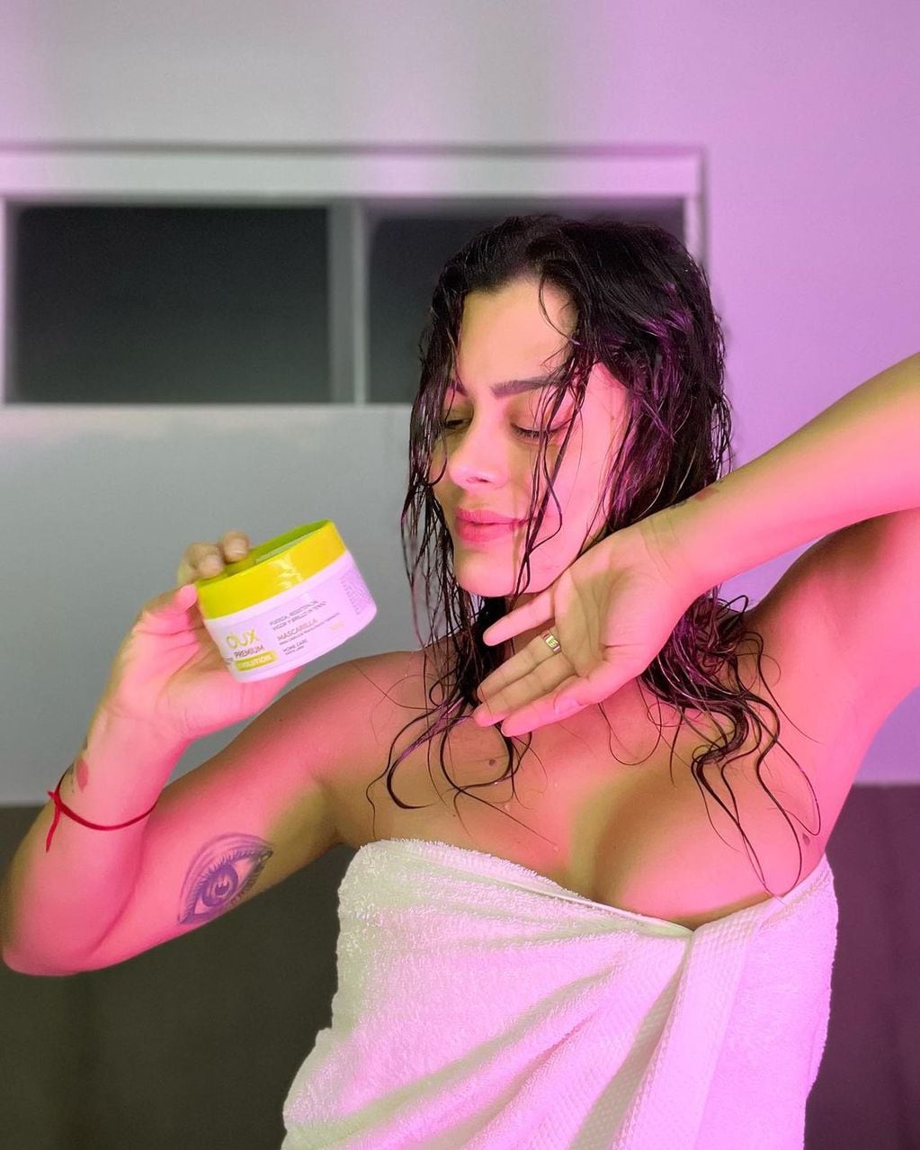 Larissa Riquelme promocionó un producto para el cabello luego de la ducha.