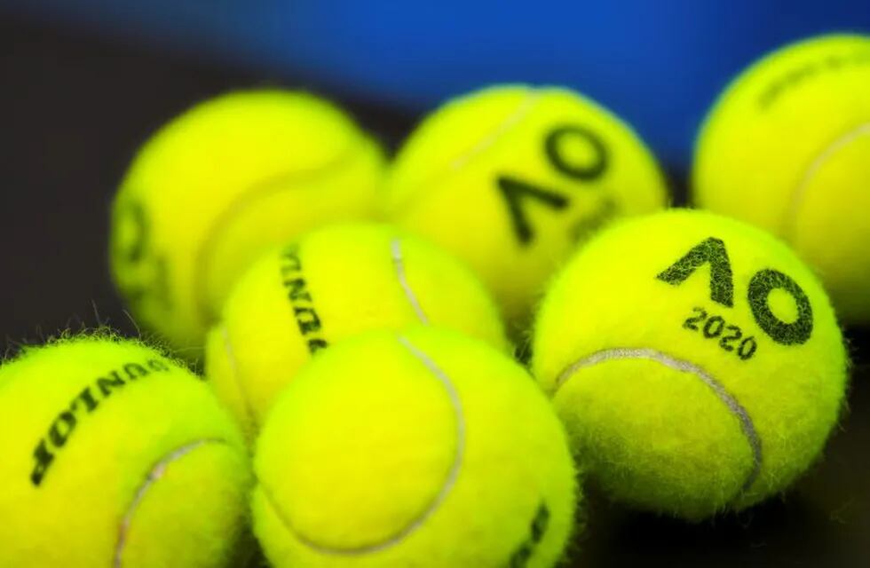 Melbourne (Australia), 18/01/2020.- Tennis balls with the Australian Open 2020 logo are seen during a practice session ahead of the Australian Open Grand Slam tennis tournament in Melbourne, Australia, 19 January 2020. (Tenis, Abierto) EFE/EPA/LUKAS COCH AUSTRALIA AND NEW ZEALAND OUT