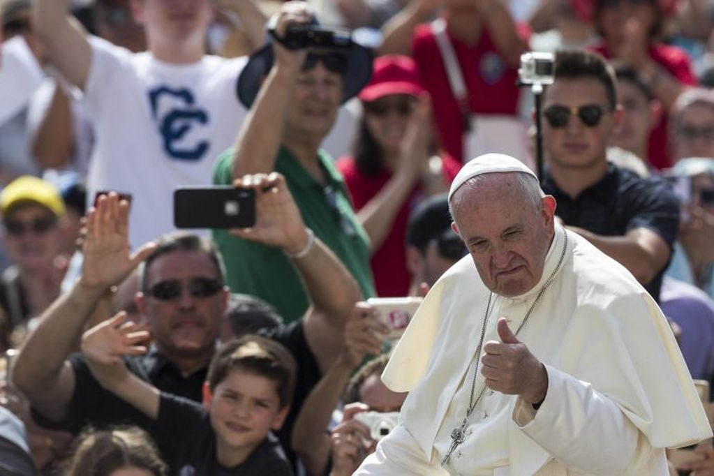 El papa Francisco saluda a una multitud de devotos (EFE/ Angelo Carconi).