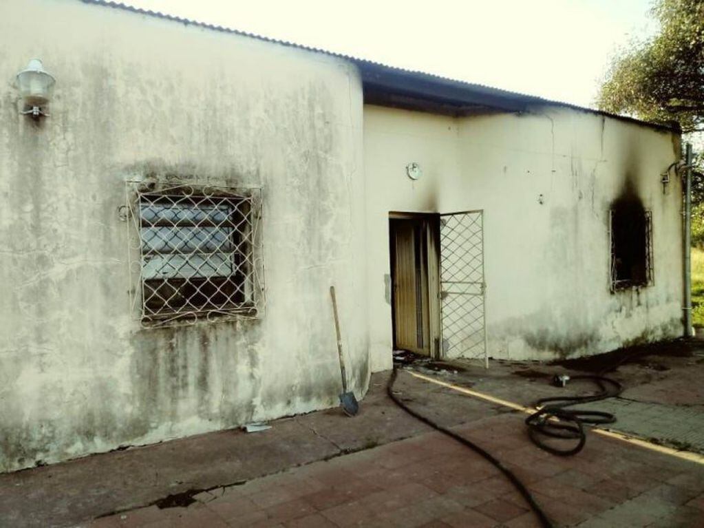 Escuela robada y quemada en Alvear.