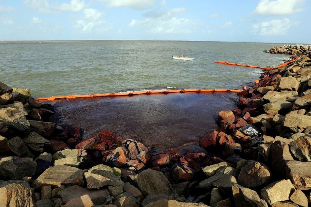 Esta foto del 4 de octubre de 2019 publicada por la Oficina de Prensa Municipal de Aracaju, muestra rocas manchadas por un derrame de petróleo, en Artistas Beach, en Aracaju, Brasil. Crédito: Andre Moreira / Oficina de Prensa Municipal de Aracaju vía AP.