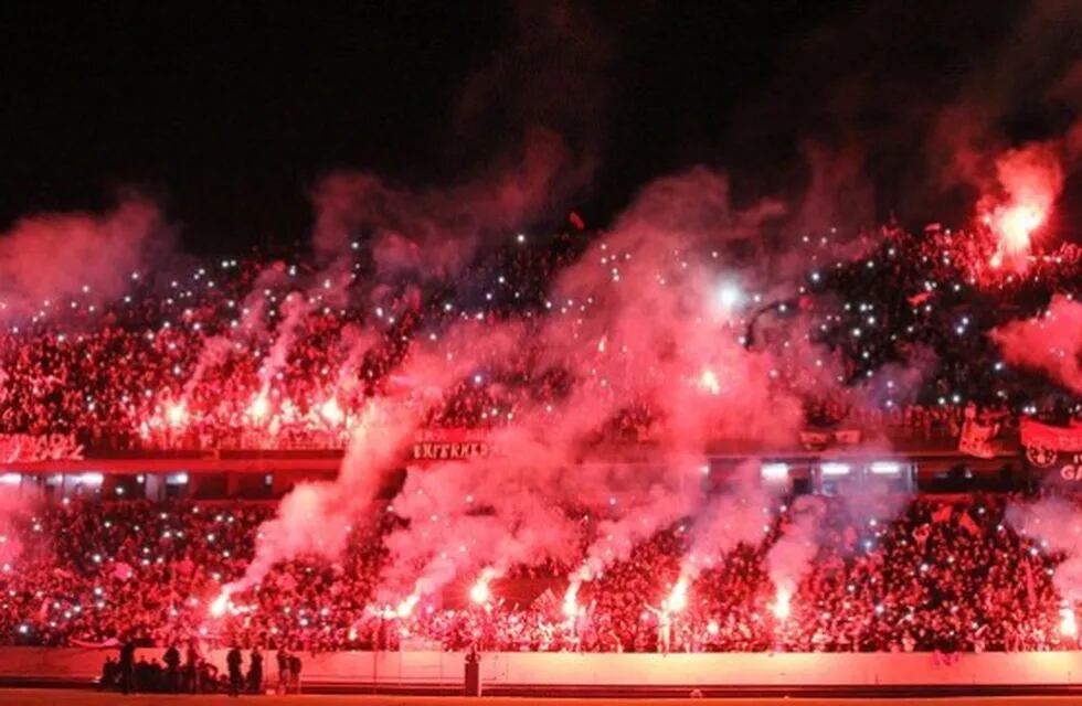 La hinchada de Newell´s  alienta a su equipo en la previa del clásico