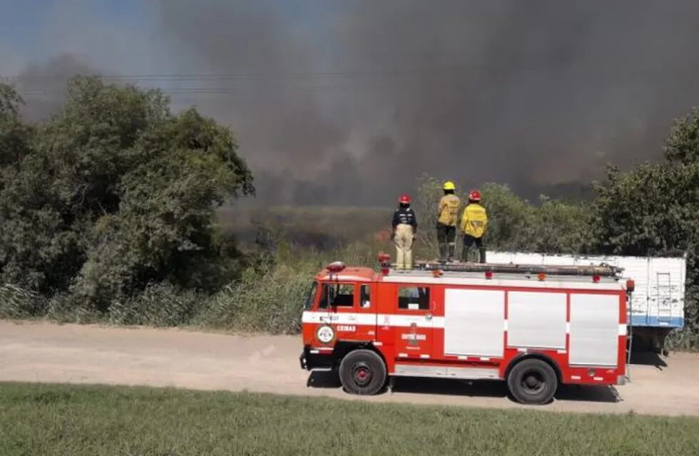 Bomberos Voluntarios- Incendio RN 12\nCrédito: Bomberos Ceibas