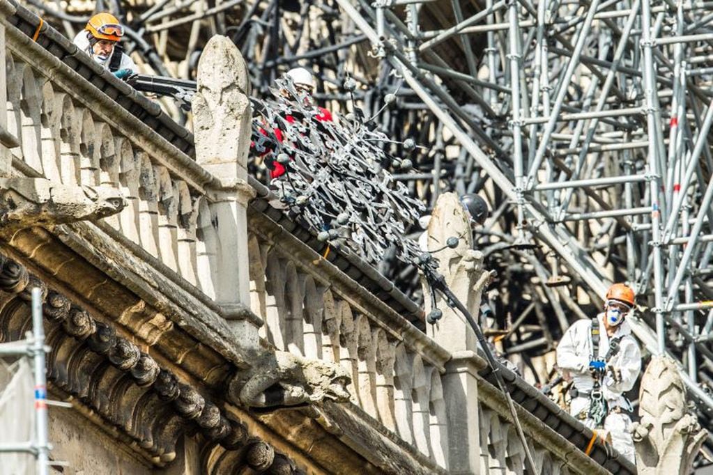 Vista de los trabajos de consolidación en la fachada de la Catedral de Notre Dame, este miércoles en París, Francia. (Foto: EFE/ Christophe Petit Tesson)