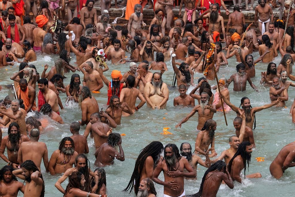Baños sagrados en el río Ganges durante el festival de Kumbh Mela, durante el mes de abril. (AP Photo/Karma Sonam, File)