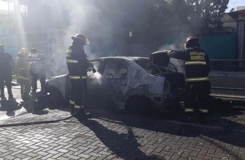 Un automóvil se incendió en pleno centro de Guaymallén, Mendoza.