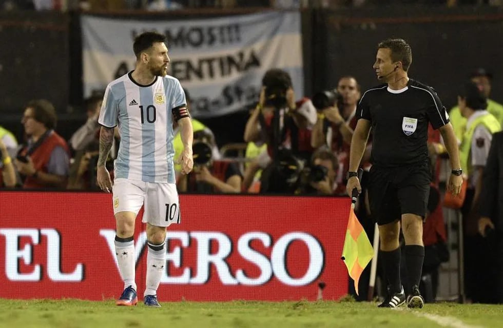 Argentina's forward Lionel Messi (L) argues with first assistant referee Emerson Augusto de Carvalho during the half time of their 2018 FIFA World Cup Russia South American qualifier football match against Chile, at the Monumental stadium in Buenos Aires,
