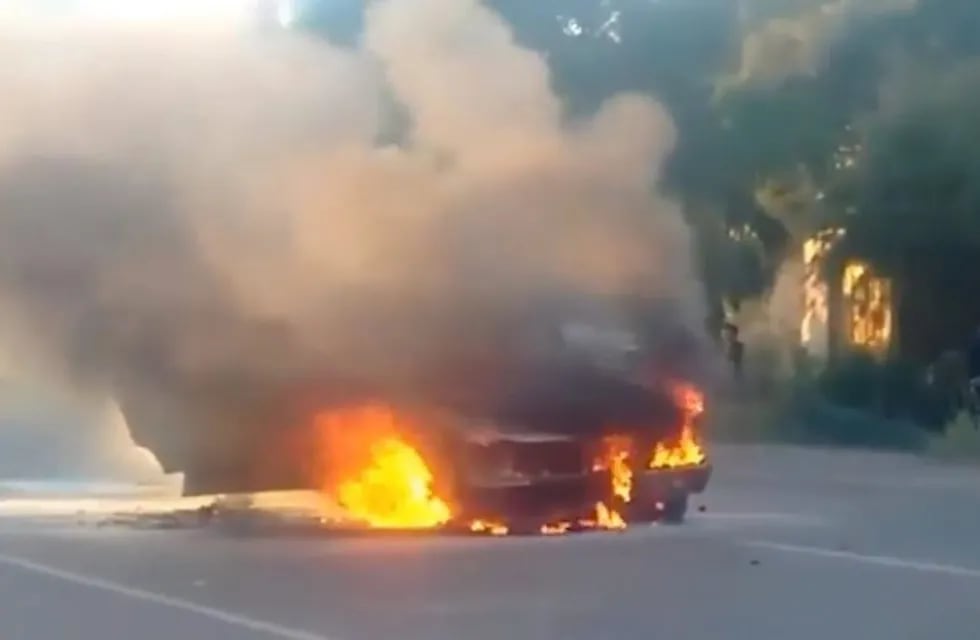 El auto terminó completamente incinerado.