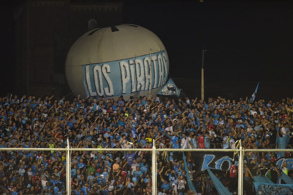 La hinchada de Belgrano, un show ante San Martín. Estadio repleto. (Facundo Luque / La Voz).