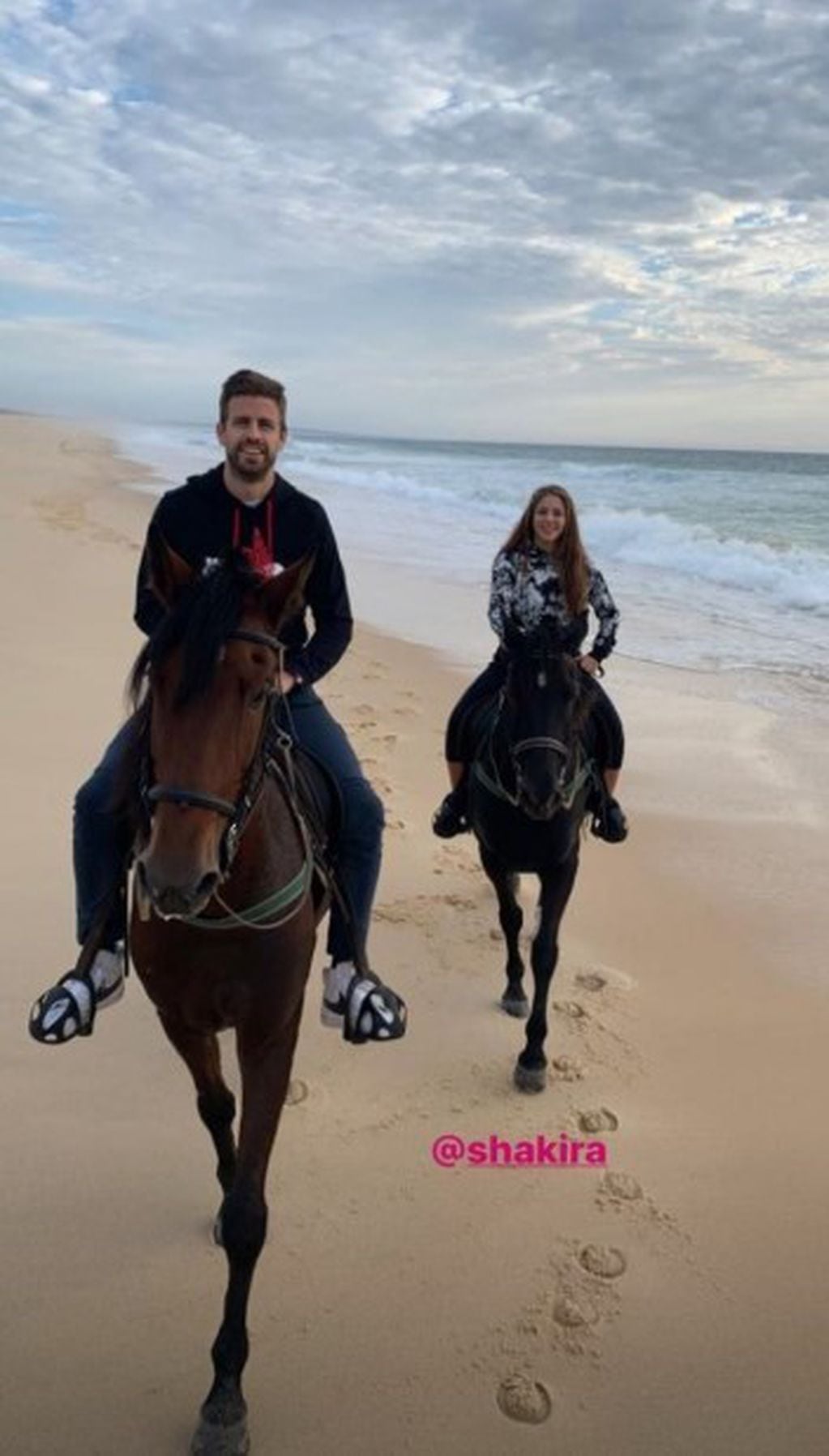 Piqué subió a su cuenta oficial de Instagram una historia donde aparecen ambos paseando en caballo por la playa.