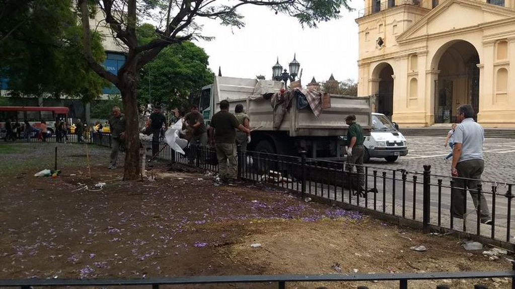 Desalojo de indigentes en la Plaza San Martín (Cadena3).