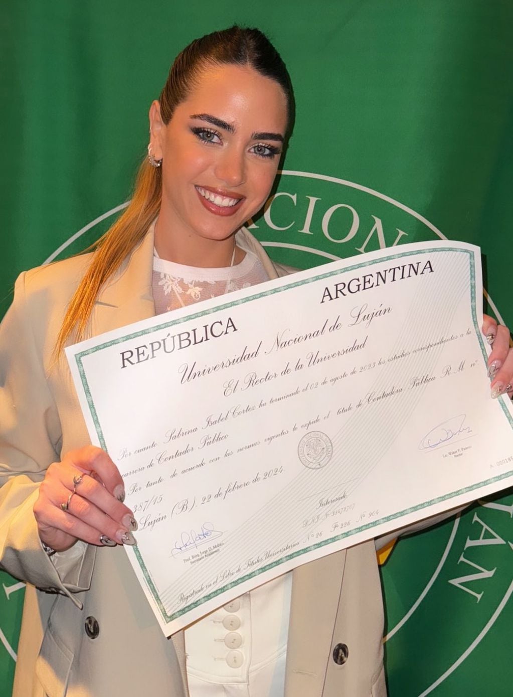 Sabrina de Gran Hermano 2024 junto a su título universitario de Contador Público