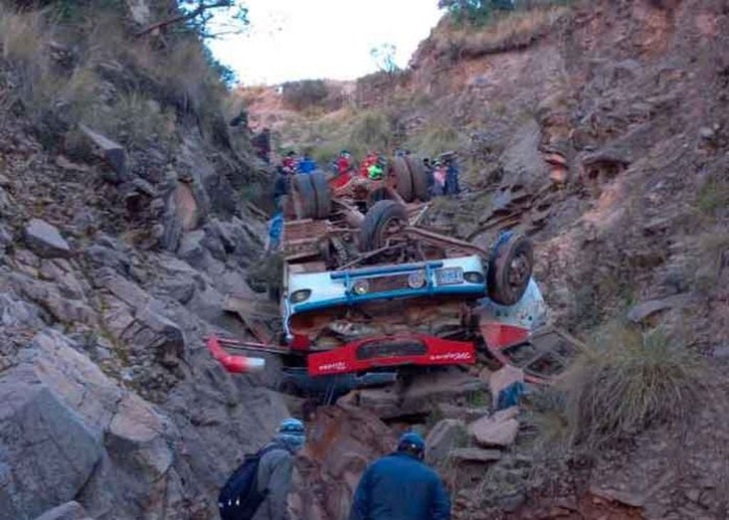 En Bolivia un colectivo cayó por un barranco y fallecieron 34 personas