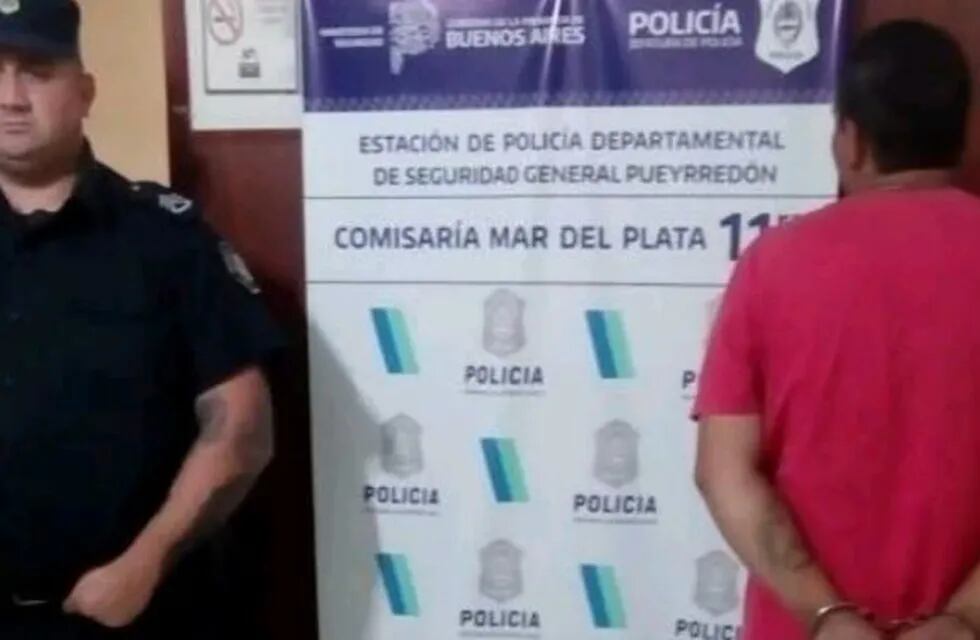 Detienen a un hombre que amenazaba a la gente con un cuchillo (0223)