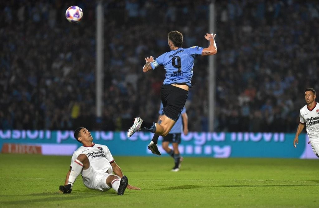 Con un golazo de Vegetti, Belgrano vence 1 a 0 a Newell’s en el Gigante de Alberdi. (Facundo Luque / La Voz)