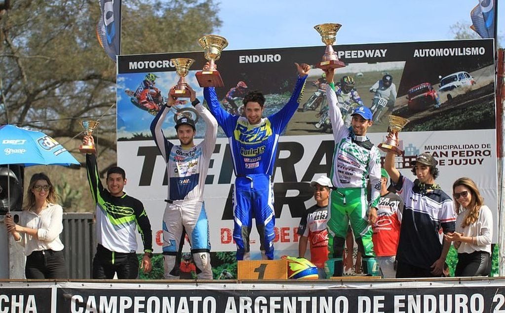 Trofeos en alto, en los momentos culminantes de la sexta fecha del campeonato del enduro nacional, disputada en San Pedro de Jujuy.