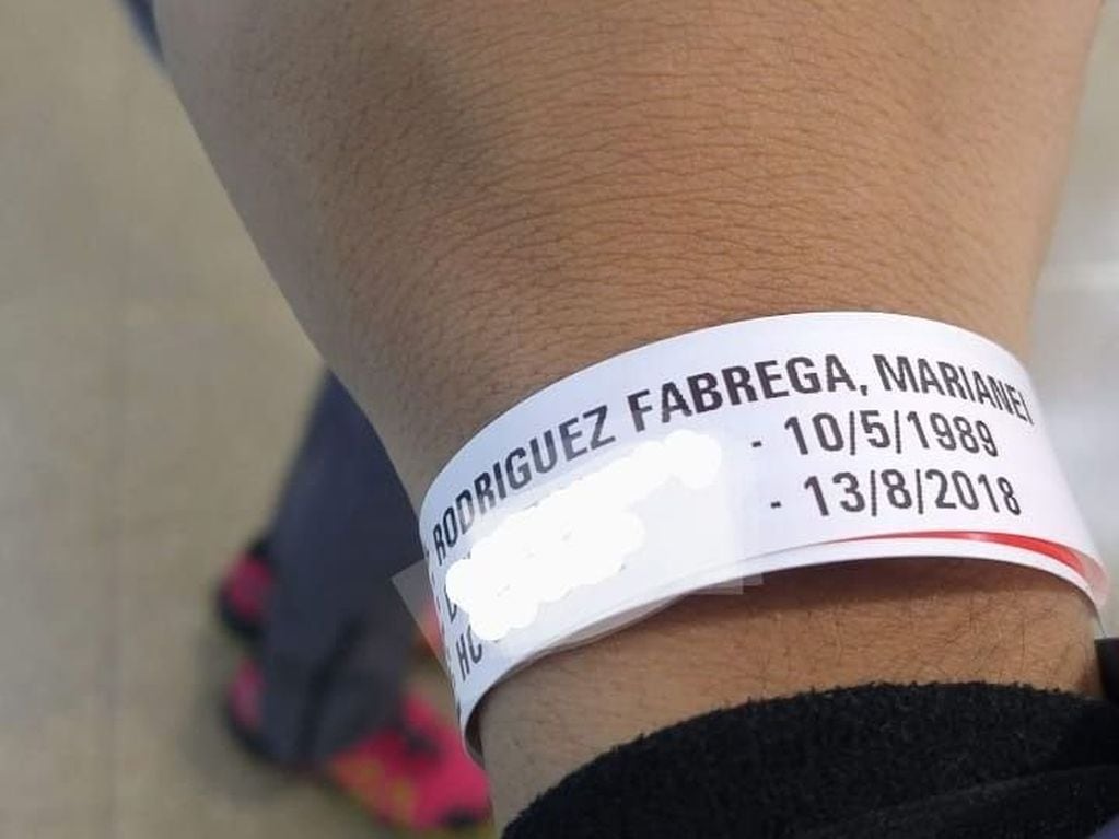 Marianela aún guarda la pulsera del hospital, dice que en ella salen las fechas de sus dos nacimientos: el real y cuando volvió a nacer tras el trasplante. Foto: gentileza Marianela Rodríguez.
