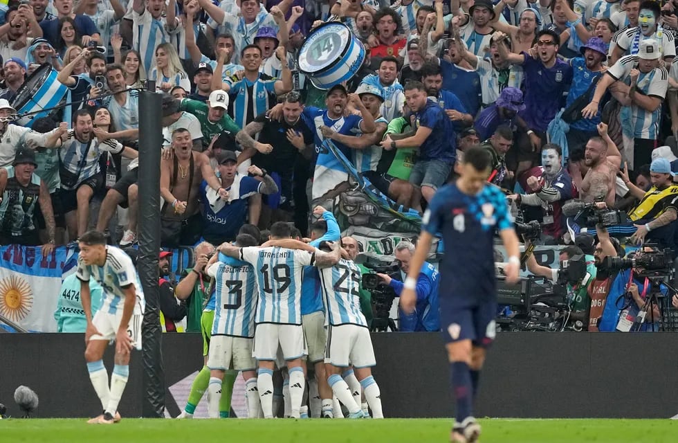 Todos somos Argentina. Los clubes cordobeses celebraron que la Scaloneta es finalista (AP).