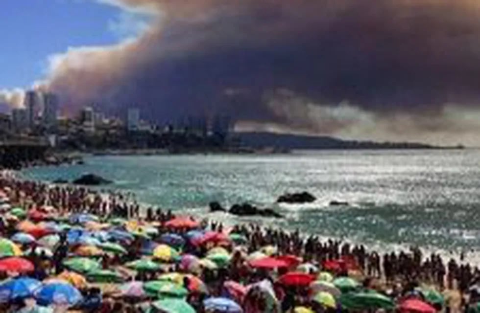 La ciudad chilena de Valparaíso estu00e1 en llamas. Cientos de mendocinos estu00e1n de vacaciones en el lugar.
