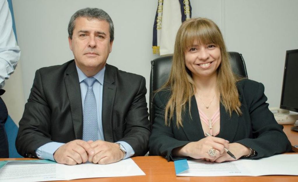 Fernando Saavedra, del Banco de Desarrollo, y Ana Juárez Orieta, de la DIPEC, al firmar el convenio.