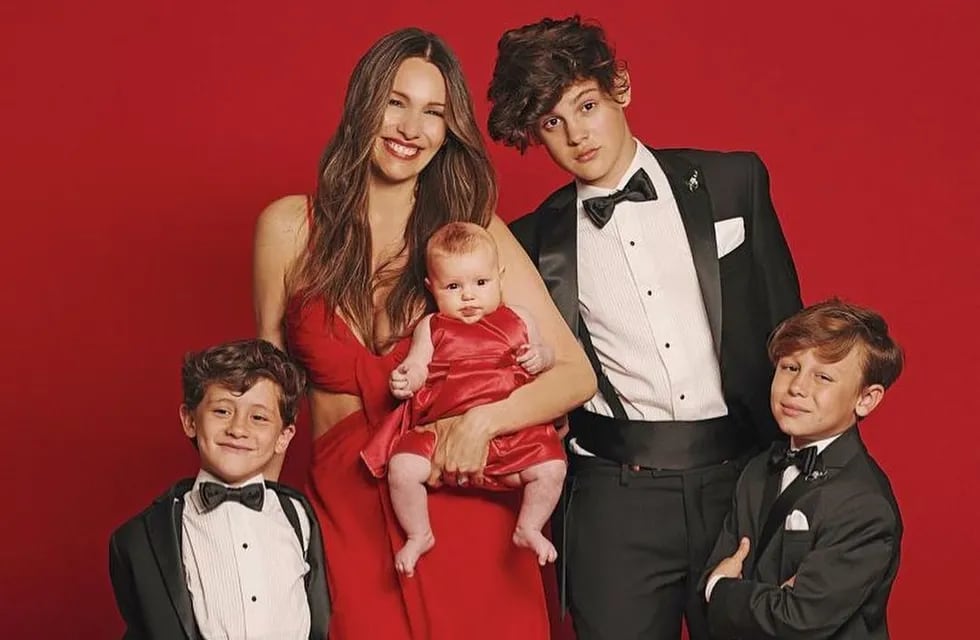 Pampita junto a sus hijos en Navidad. (Instagram).