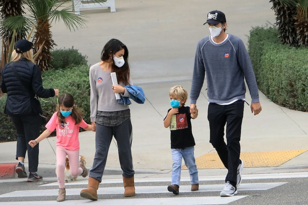 Mila Kunis y Ashton Kutcher junto a sus hijos.