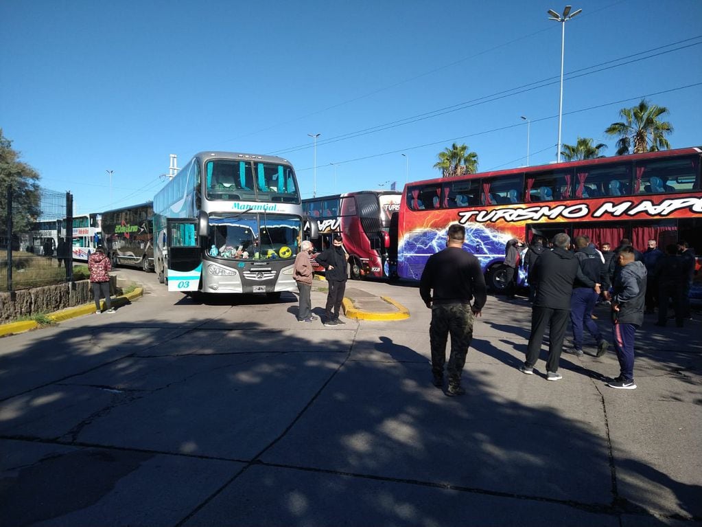 Operadores turísticos realizan una protesta en los ingresos a la Terminal de Mendoza, tras las nuevas restricciones por el coronavirus. Foto Mariana Villa.