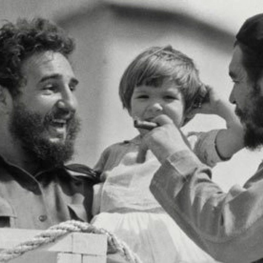 Aleida Guevara March, en brazos de Fidel Castro.