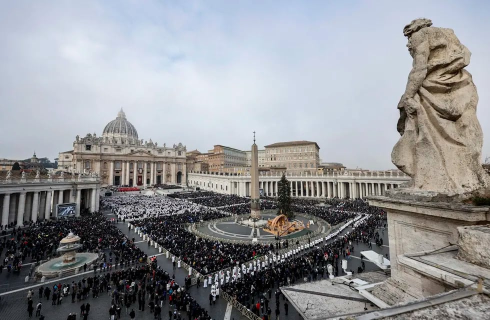 Vista general de la Plaza de San Pedro durante el funeral por el Papa emérito Benedicto XVI. EFE/FABIO FRUSTACI