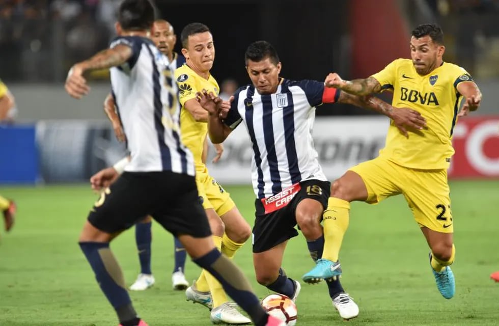 Alianza Lima y Boca no se sacaron diferencias en Perú. / AFP PHOTO / LUKA GONZALES