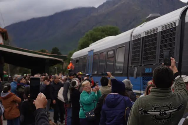 Vecinos emocionados poe el regreso del Tren de las Sierras, en Capilla del Monte