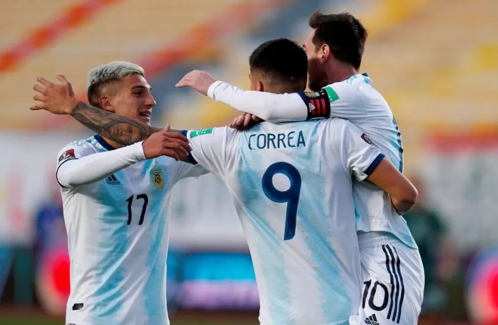 Argentina's Joaquin Correa (C) celebrates with teammates Lionel Messi (R) and Nicolas Dominguez after scoring against Bolivia during their 2022 FIFA World Cup South American qualifier football match at the Hernando Siles Stadium in La Paz on October 13, 2020, amid the COVID-19 novel coronavirus pandemic. (Photo by Juan KARITA / POOL / AFP)