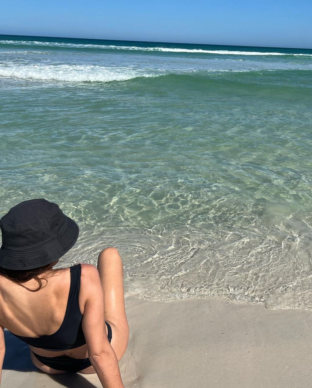 Orne Ferrara en las playas de Brasil con una bikini negra de un solo hombro.