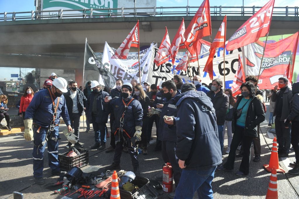 Trabajadores despedidos de la empresa EMA (Edesur) reclaman por la inmediata reincorporación en el Puente Pueyrredón.