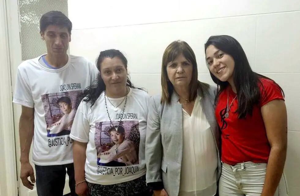 Patricia Bullrich junto a la familia de Joaquín Sperani