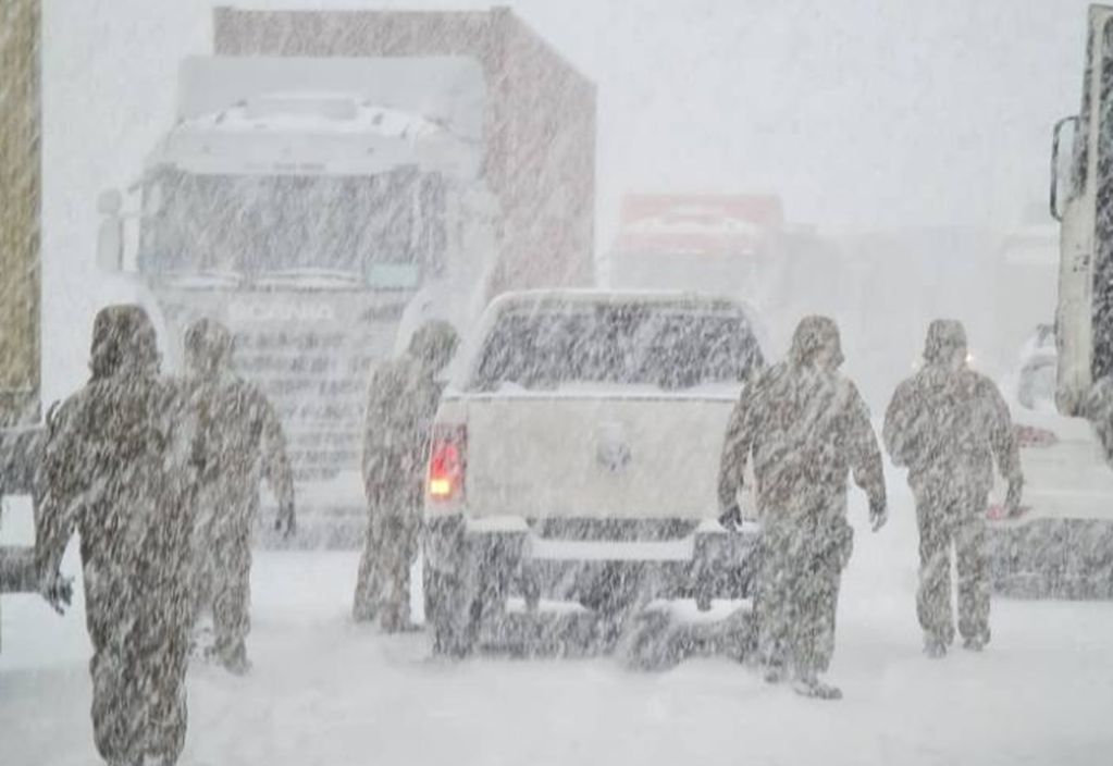 Bajo nieve. Luego de 17 horas, continúan los trabajaos para rescatar a más de 400 personas atrapadas entre Mendoza y Chile por el temporal de nieve.
