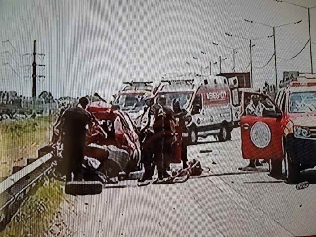 Un auto fue embestido por un camión y los Bomberos Zapadores debieron trabajar arduamente para rescatar al conductor. (Captura de pantalla)