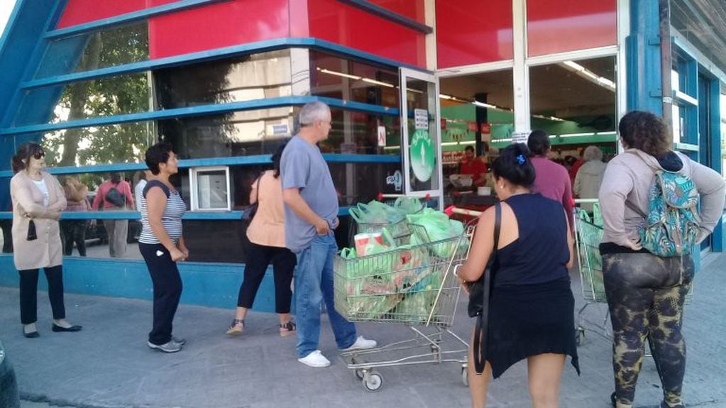 Largas filas de compras ante la cuarentena- Hay miles de vecinos en las calles
Crédito: Vía Gualeguaychú