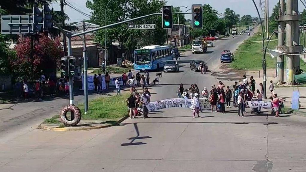 Por una protesta cortaron el tránsito sobre el cruce de San Martín y Circunvalación en Rosario.