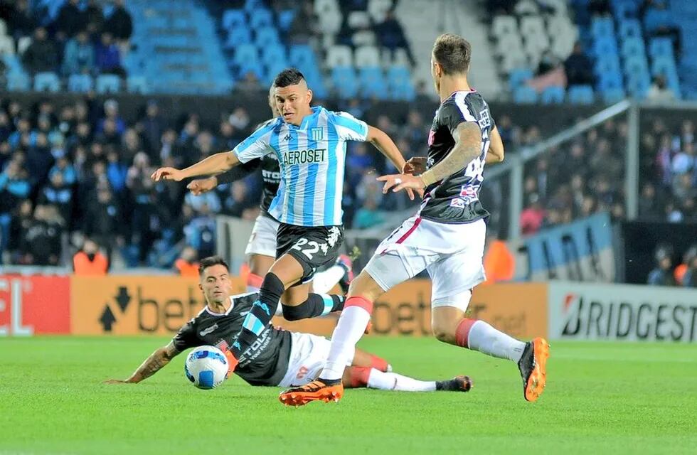 Duro golpe para Racing. Perdió con River (U) y quedó eliminado.